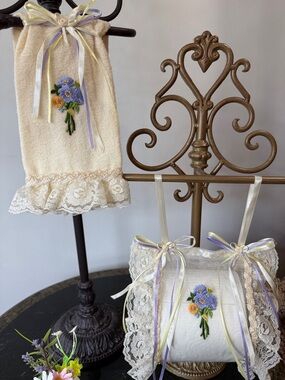 💐 Cream Lace Toilet Paper Holder and Hand Towel Set With Floral Bouquet 💐